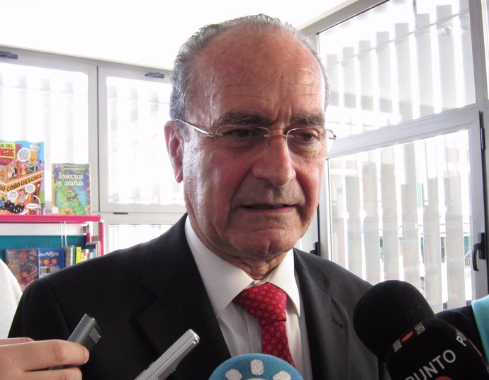 El alcalde de Málaga, Francisco de la Torre, atiende a los medios