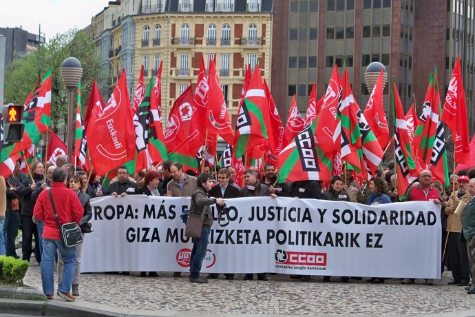 Concentración de los sindicatos UGT y CC.OO frente a la subdelegación del Gobier