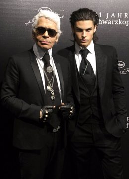 El diseñador alemán Karl Lagerfeld y el modelo Baptiste Giabiconi