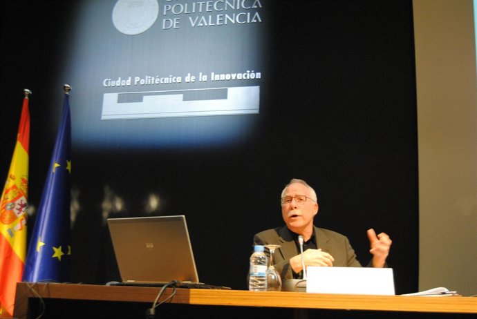 Joel Kurtzman en la presentación de la publicación