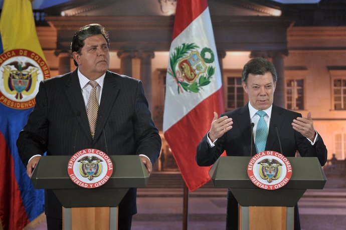 Los presidentes de Perú, Alan García, y de Colombia, Juan Manuel Santos, reunido