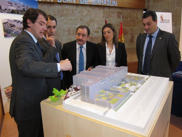 El consejero de Interior y Justicia, Alfonso Fernández Mañueco, y el de Familia,