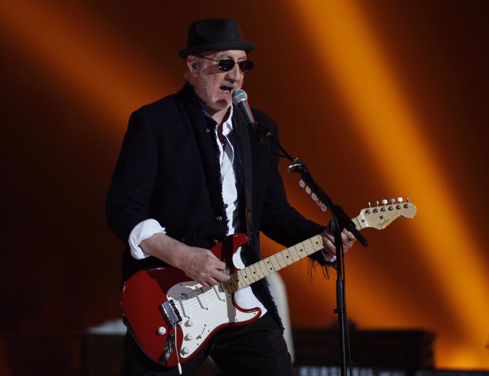 El guitarrista de The Who, Pete Townshend, durante su actuación en la Superbowl