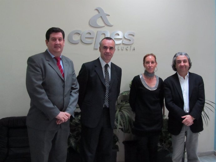 Los miembros del PSOE con la directiva de Cepes en Andalucía.