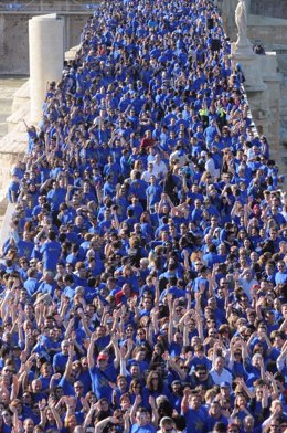 Voluntarios y cordobeses formando la 'Marea azul' de Córdoba 2016