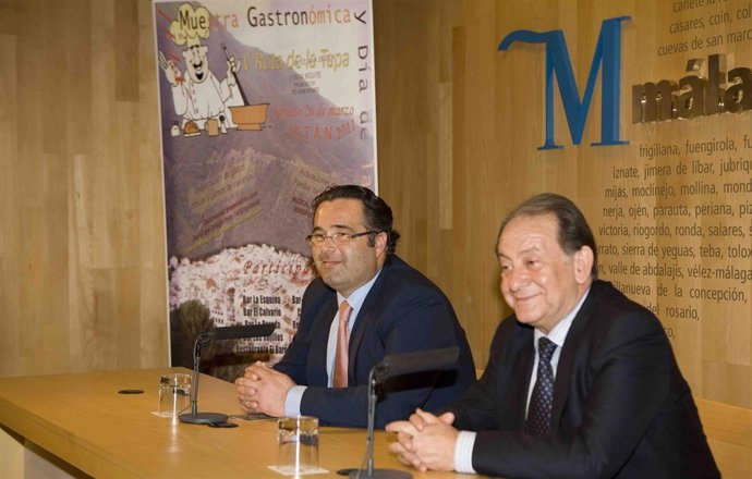 El diputado Jesús Mora y el alcalde de Istán, José Miguel Marín, en la presentac