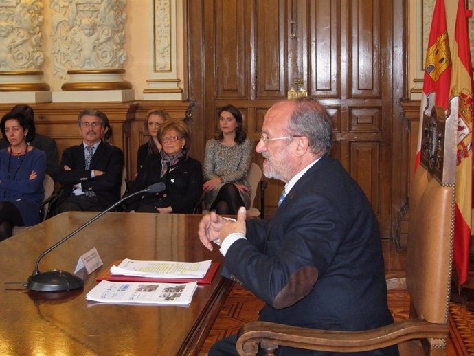 El alcalde de Valladolid, Francisco Javier León de la Riva, realiza un balance d
