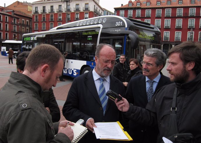 El alcalde de Valladolid, Francisco Javier León de la Riva atiende a los medios 
