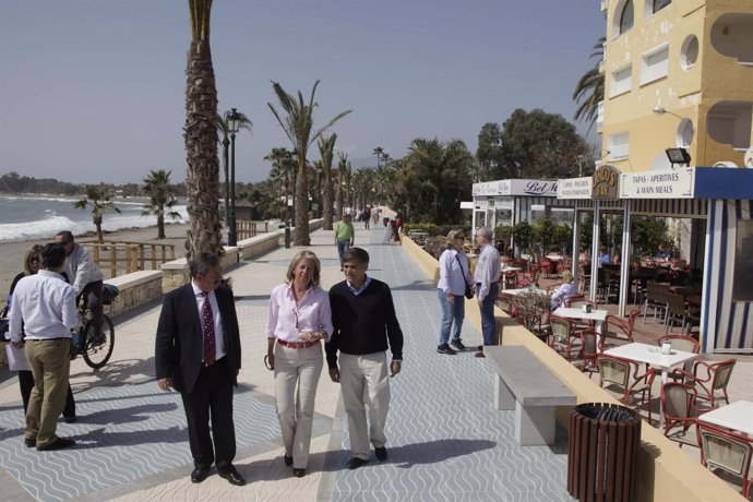 La alcaldesa de Marbella, Ángeles Muñoz, en el paseo marítimo de Marbella