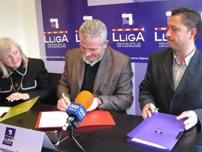 Jaume Font, fundador de la Lliga Regionalista, firma convenios
