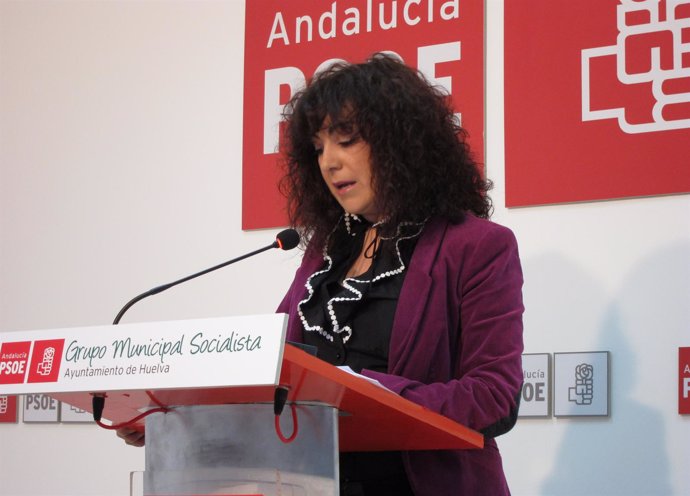 La portavoz del Grupo Municipal Socialista, Elena Tobar, en rueda de prensa.