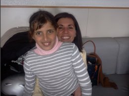 La niña palestina y su madre, tras la operación de la vista
