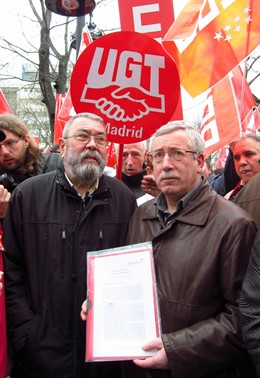 Toxo y Méndez en una concentración ante la sede de la Comisión Europea