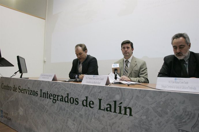 O conselleiro do Medio Rural, Samuel Juárez, acompañado polo delegado territoria