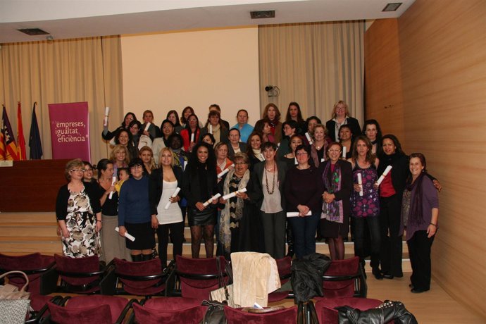 Joana Barceló con mujeres emprendedoras