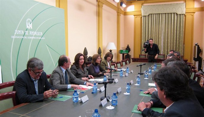 Reunión de Mar Moreno y José Juan Díaz Trillo con los empresarios de playas de A