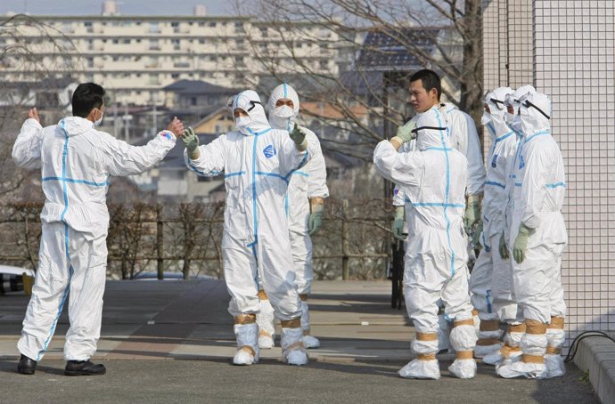 Operarios trabajan en la central de Fukushima, Japón