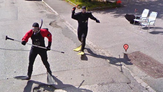 buzos persiguiendo a Google Street View 