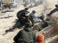 Tropas de Gadafi rodean Ajdabiya pese a los ataques aéreos británicos