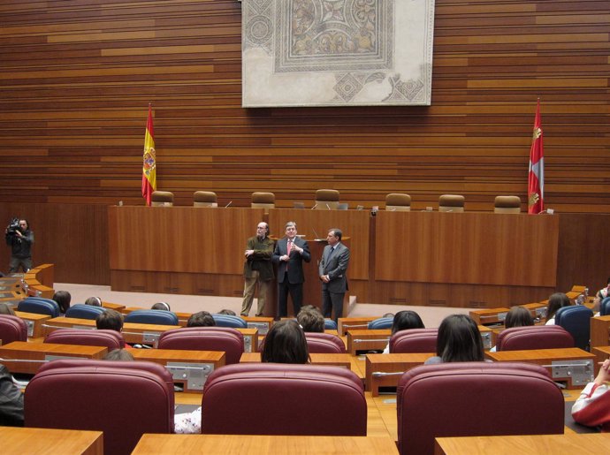 Díaz, Fernández Santiago y Mateos presentan la unidad didáctica a escolares del 