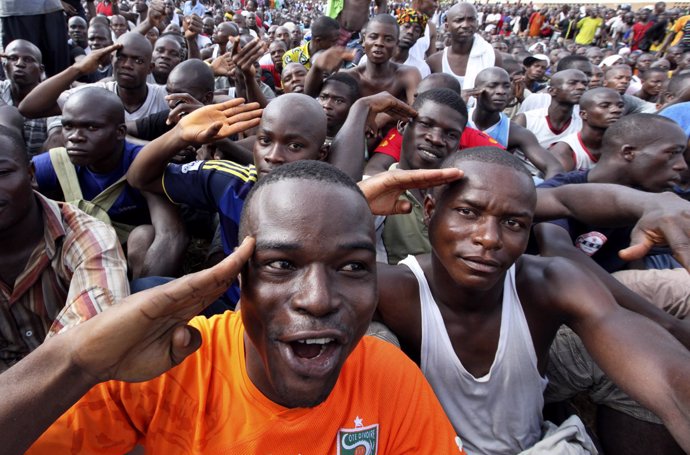 Jóvenes de Costa de Marfil se alistan al Ejército
