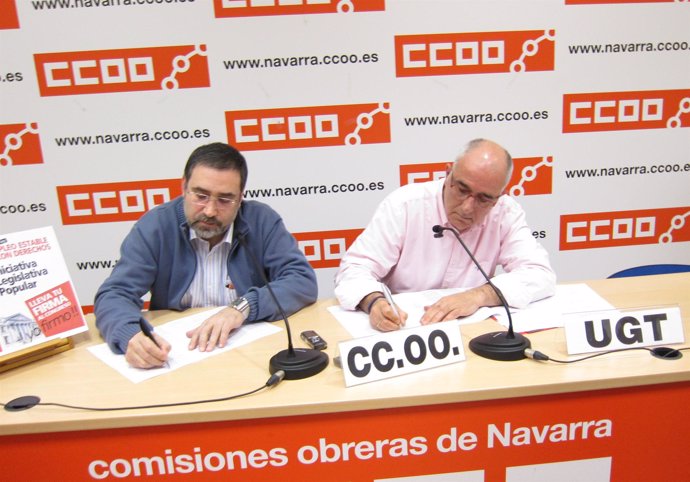 Los secretarios generales de CCOO y UGT, José María Molinero y Juan Goyen, firma