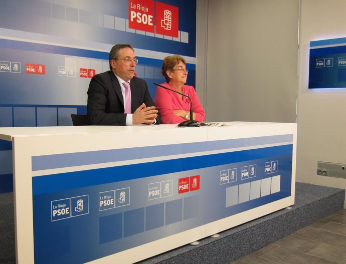 Francisco Martínez-Aldama junto con Pilar Criado en la sala de prensa del PSOE