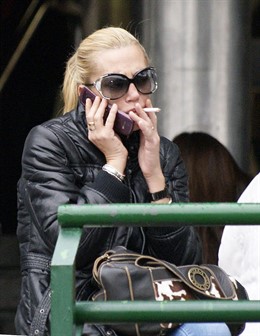 Belén Esteban a las puertas del hospital donde su abuela permance ingresada 