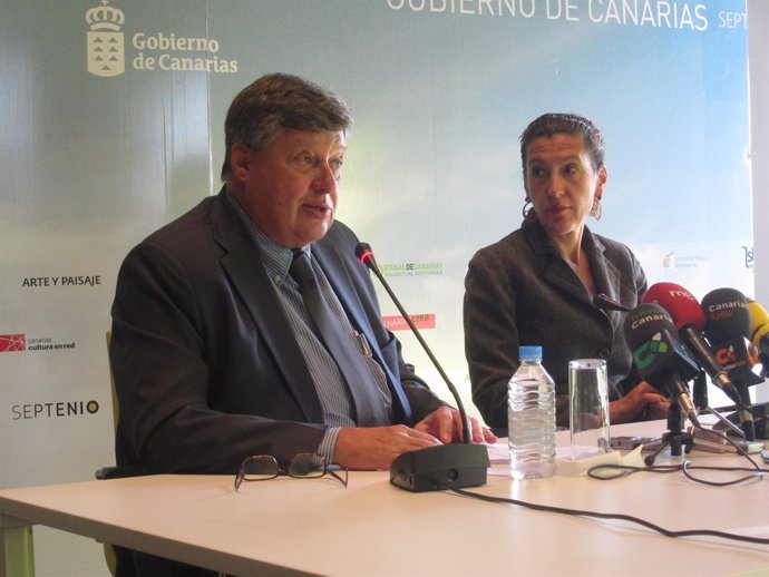 Viceconsejero de Cultura del Gobierno de Canarias, Alberto Delgado, y consejera 