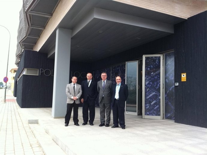 El dlegado, segudno por la izquierda, durante la inauguración