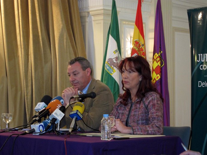 El consejero de Educación, Francisco Álvarez de la Chica, y la alcaldesa de Jaén