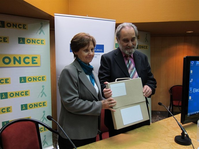 María José Ramos y Antonio Rodríguez con kits para votar