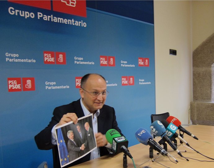 Abel Losada, portavoz del Grupo Parlamentario del PSdeG, con la foto de la fusió