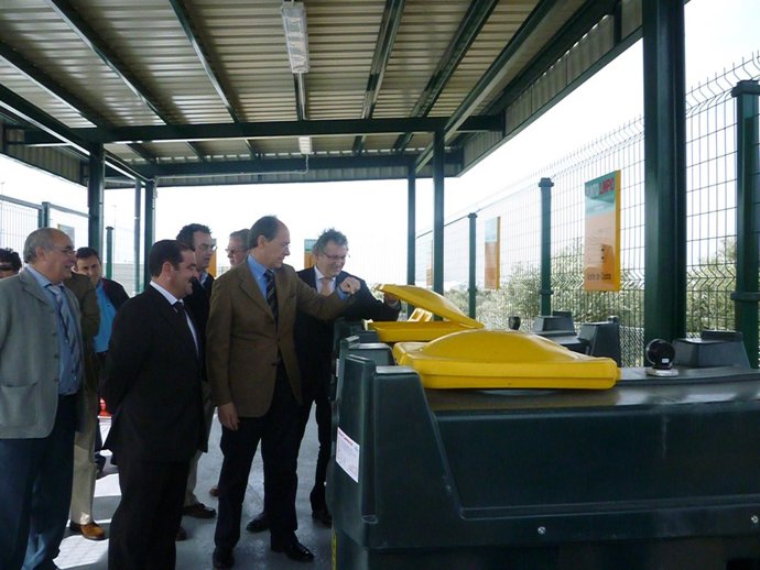 El consejero de Medio Ambiente, José Juan Díaz Trillo, junto al delegado provinc
