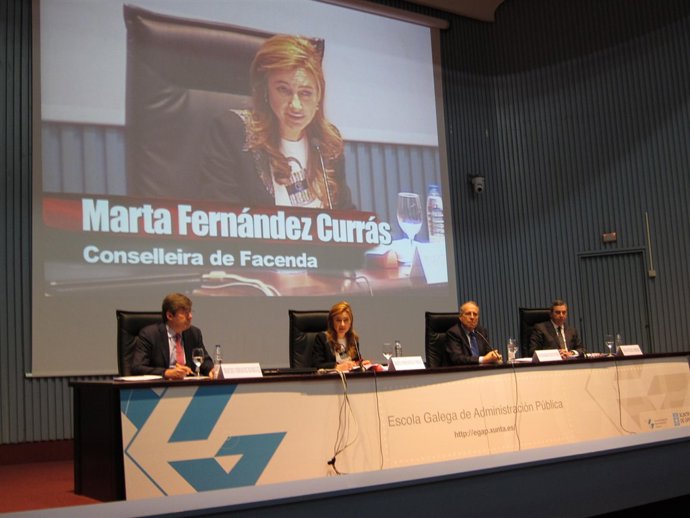 La conselleira de Facenda y el presidente de la CNC, en el centro, durante la pr