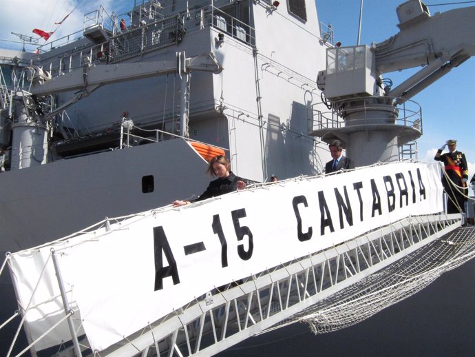 Chacón y Revilla en el buque 'Cantabria' en el acto de entrega de la bandera de 