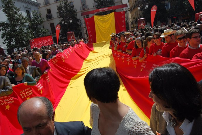 Salida de la bandera gigante en apoyo a la Selección Española, en Granada
