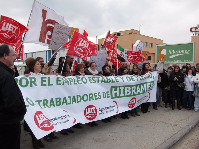 Concentración de trabajadores a las puertas de Hibramer en Valladolid.