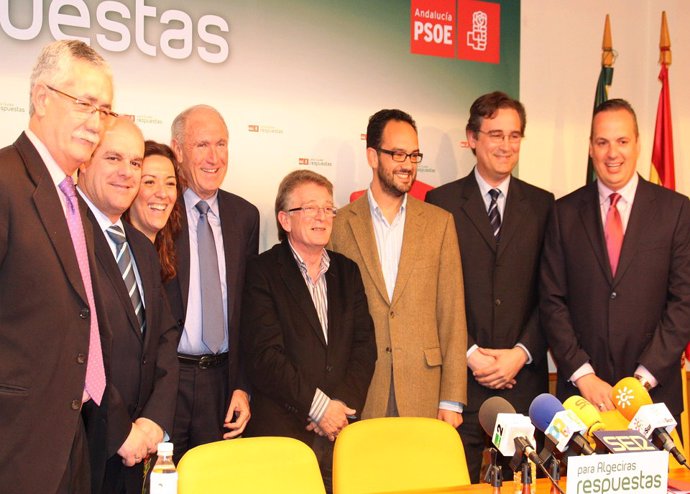 El secretario de Ciudades y Política Municipal del PSOE, Antonio Hernando, junto