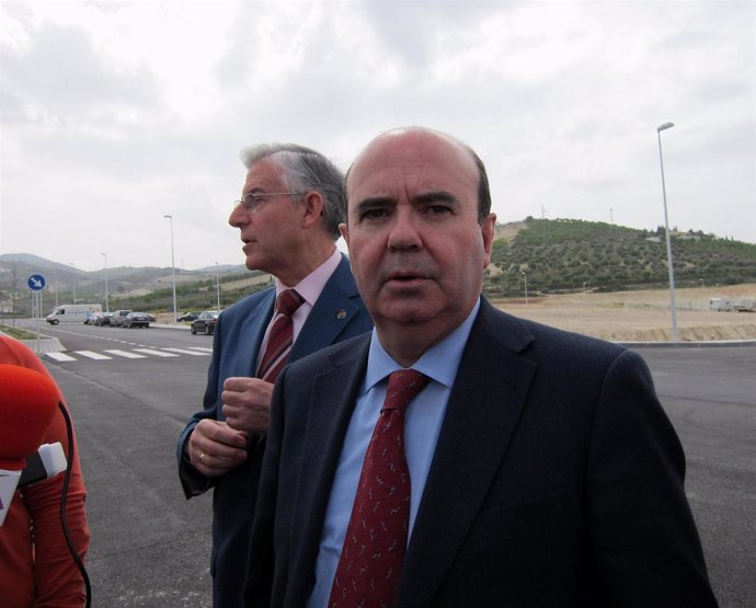 El secretario de Estado de Cooperación Territorial, Gaspar Zarrías, y el alcalde