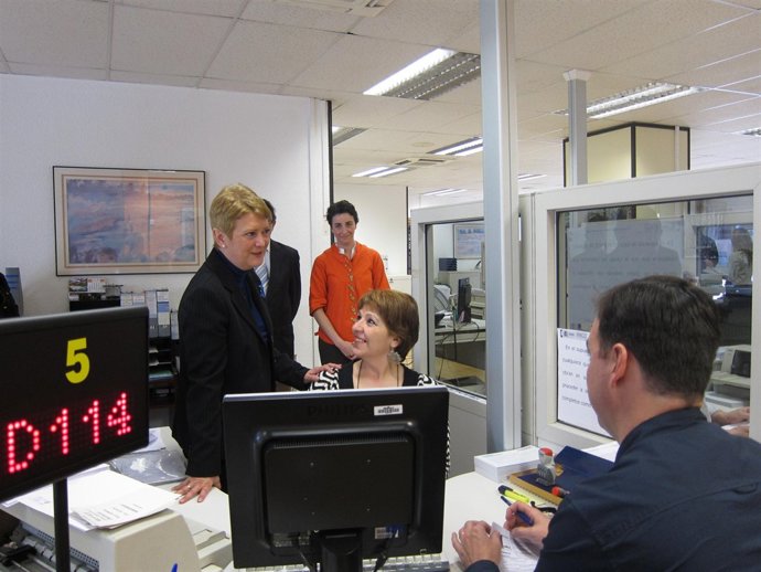 Consuelo Rumí (izquierda) y María Victoria García (al fondo), durante la visita 