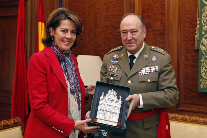 Nota De Prensa: La Alcaldesa De Pamplona Recibe Al Comandante Militar De Navarra