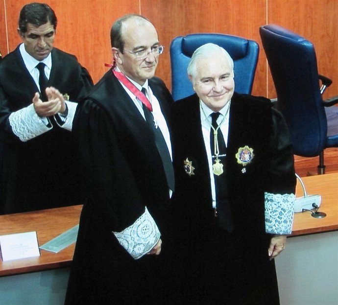 Dívar en la imposición de la Cruz de San Raimundo de Peñafort al presidente de l