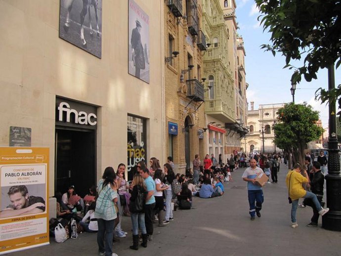 Unas 300 personas hacen cola para ver a Pablo Alborán en Fnac