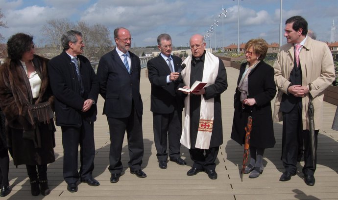 El arzobispo de Valladolid, Ricardo Blázquez, bendice la inauguración del Puente