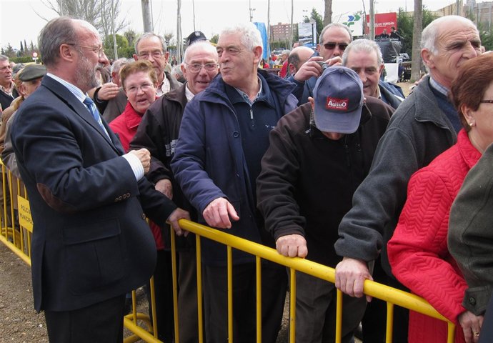 El alcalde de Valladolid, Francisco Javier León de la Riva, conversa con los vec