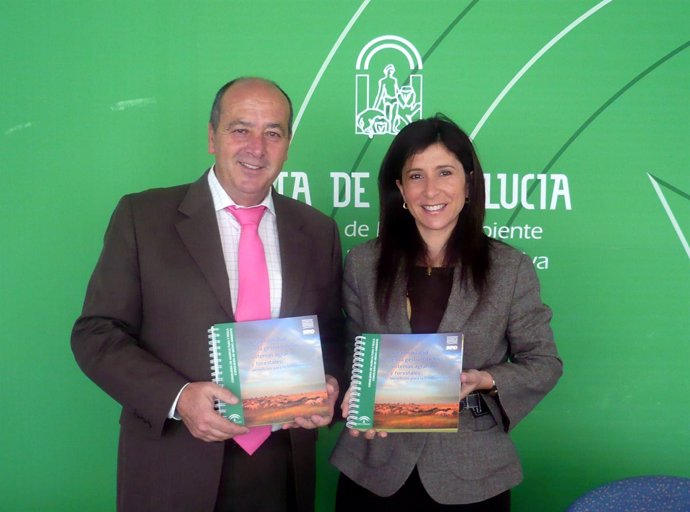 Los delegados provinciales de Agricultura y Pesca, Esperanza Cortés, y Medio Amb