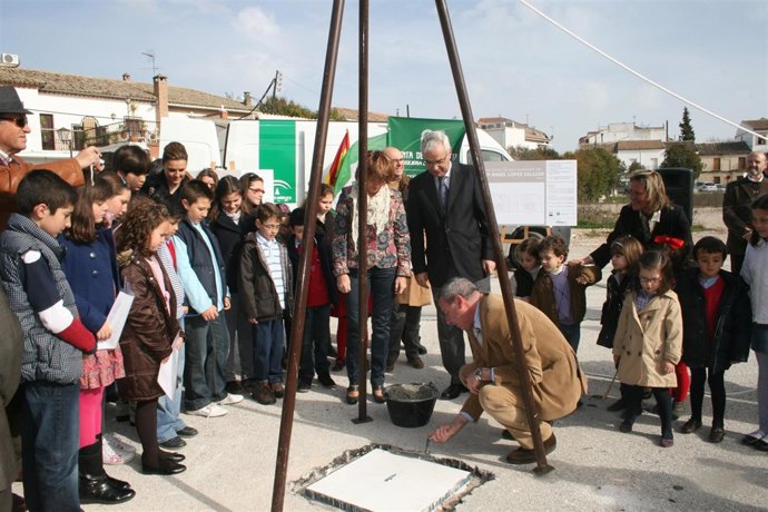 El consejero de Educación, Franciso Álvarez de la Chica, coloca la primera piedr