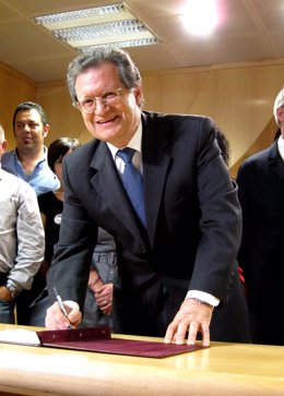 El presidente de AENA, Juan Ignacio Lema, firma el acuerdo con los sindicatos