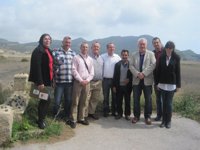 Cayo Lara muestra su apoyo a los vecinos de Portmán y pide la regeneración de la bahía